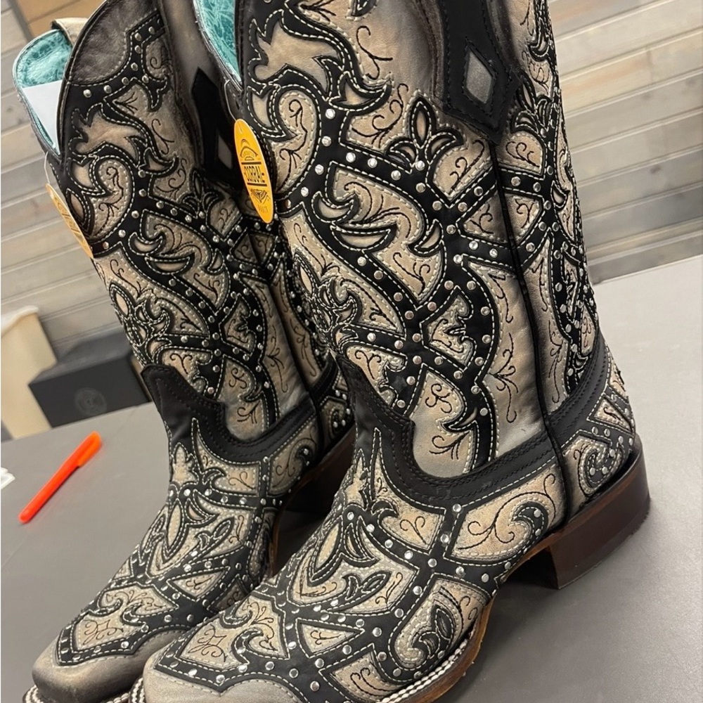 Corral Ladies Black/Copper Laser &
Embroidery & Studs SQ toe